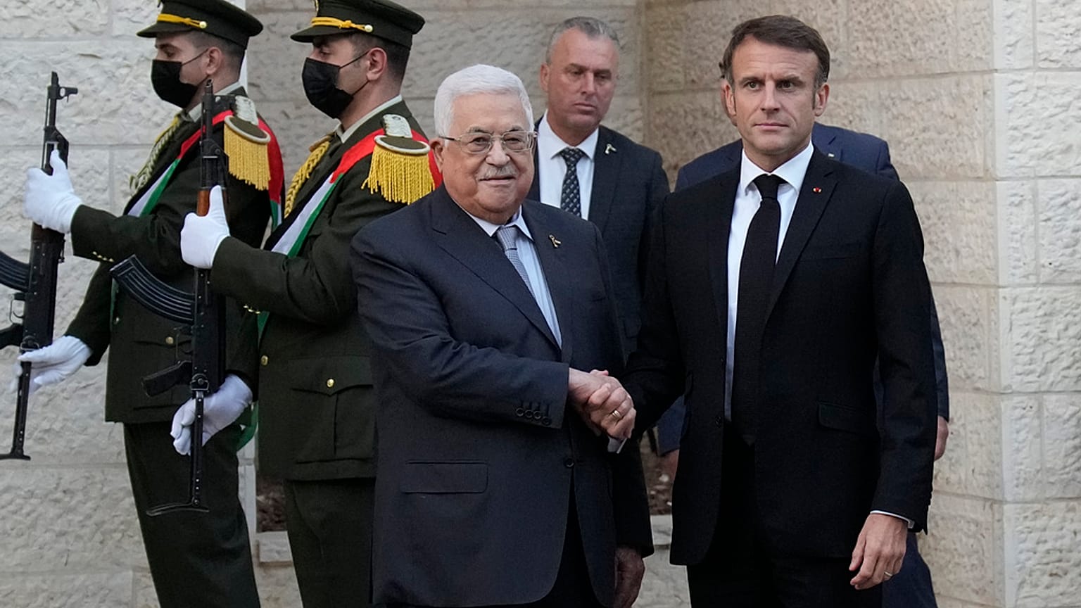 الرئيس الفرنسي إيمانويل ماكرون (على اليمين) يستقبله الرئيس الفلسطيني محمود عباس، الثلاثاء 24 أكتوبر/تشرين الأول 2023 في رام الله، الضفة الغربية.