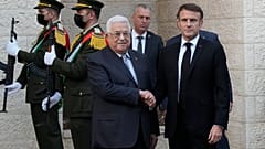 الرئيس الفرنسي إيمانويل ماكرون (على اليمين) يستقبله الرئيس الفلسطيني محمود عباس، الثلاثاء 24 أكتوبر/تشرين الأول 2023 في رام الله، الضفة الغربية.