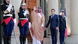 استقبل الرئيس الفرنسي إيمانويل ماكرون ولي العهد السعودي الأمير محمد بن سلمان في قصر الإليزيه بباريس، الخميس 28 يوليو/تموز 2022.