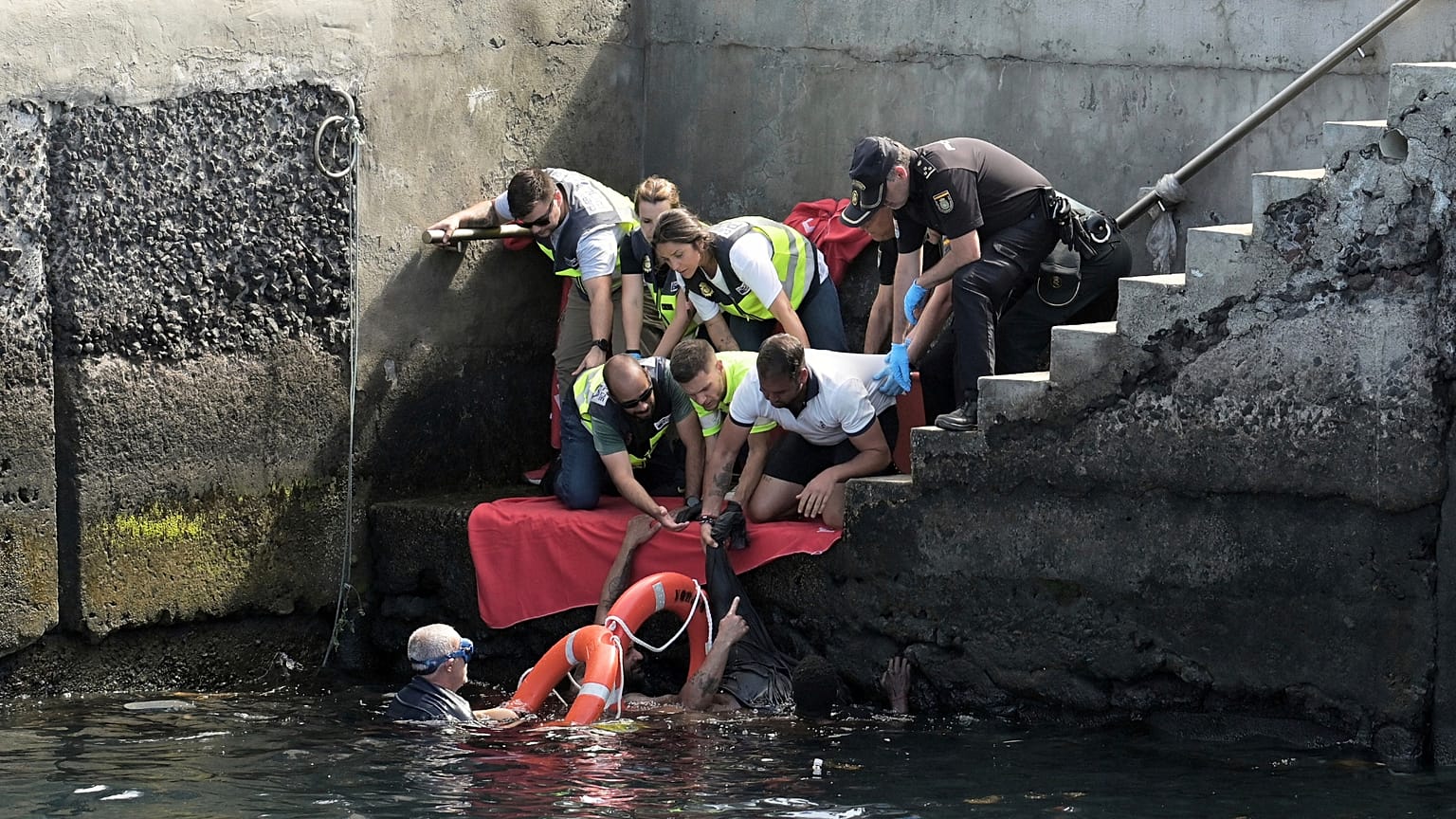 Survivors of a capsized boat are rescued in the port of El Hierro in the Canary Islands, 28 May, 2025