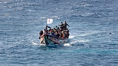 Μετανάστες συνωστίζονται σε μια ξύλινη βάρκα καθώς πλέουν προς το λιμάνι της La Restinga στο νησί El Hierro των Κανάριων Νήσων, 18 Αυγούστου 2024.