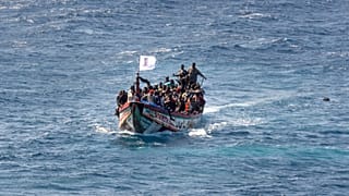 Des migrants s'entassent sur un bateau en bois alors qu'ils naviguent vers le port de La Restinga, sur l'île canarienne d'El Hierro, le 18 août 2024.