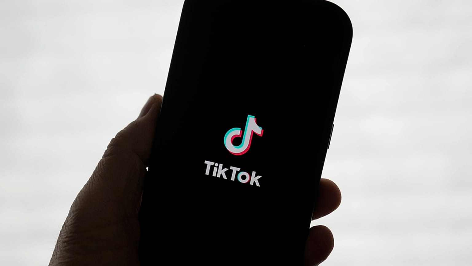 DOSYA - TikTok logosu 17 Ocak 2025, Cuma günü San Francisco'da bir telefonun üzerinde gösteriliyor.