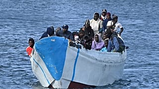 ARCHIV - Migranten kommen am Sonntag, den vierten Februar 2024, mit einem kleinen Boot im Hafen von La Restinga auf der Kanareninsel El Hierro an.