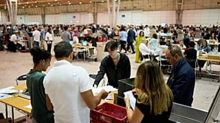 Freiwillige registrieren am letzten Tag der Auszählung der Stimmen für die Parlamentswahlen am 18. Mai in Portugal Umschläge aus Rio de Janeiro, Brasilien.