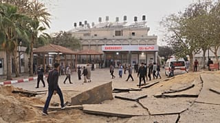 ARQUIVO: Palestinianos inspeccionam o local de um ataque aéreo do exército israelita ao hospital europeu em Khan Younis, na Faixa de Gaza, terça-feira, 13 de maio de 2025.