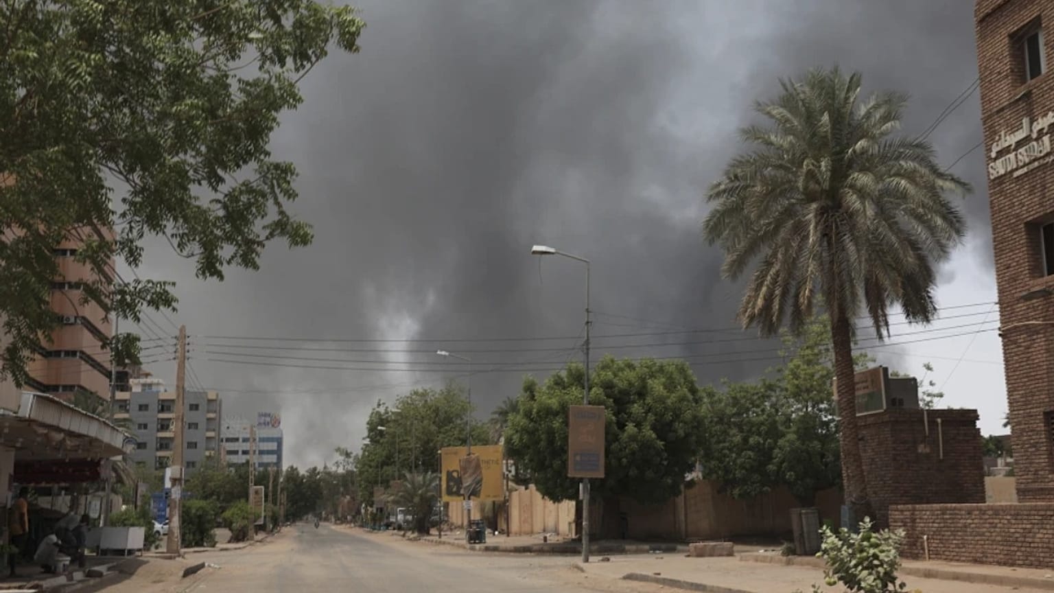 الدخان المتصاعد نتيجة القصف في ال��ودان