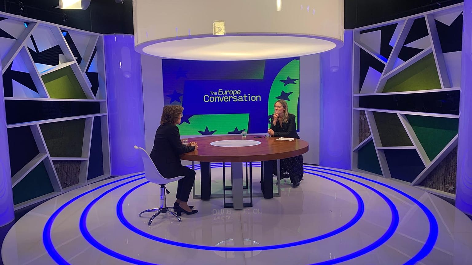 La Comisaria Jessika Roswall habla con The Europe Conversation. 