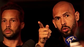 Andrew Tate, a destra, parla con i media accanto a suo fratello Tristan fuori dalla sua casa alla periferia di Bucarest, 22 marzo 2025