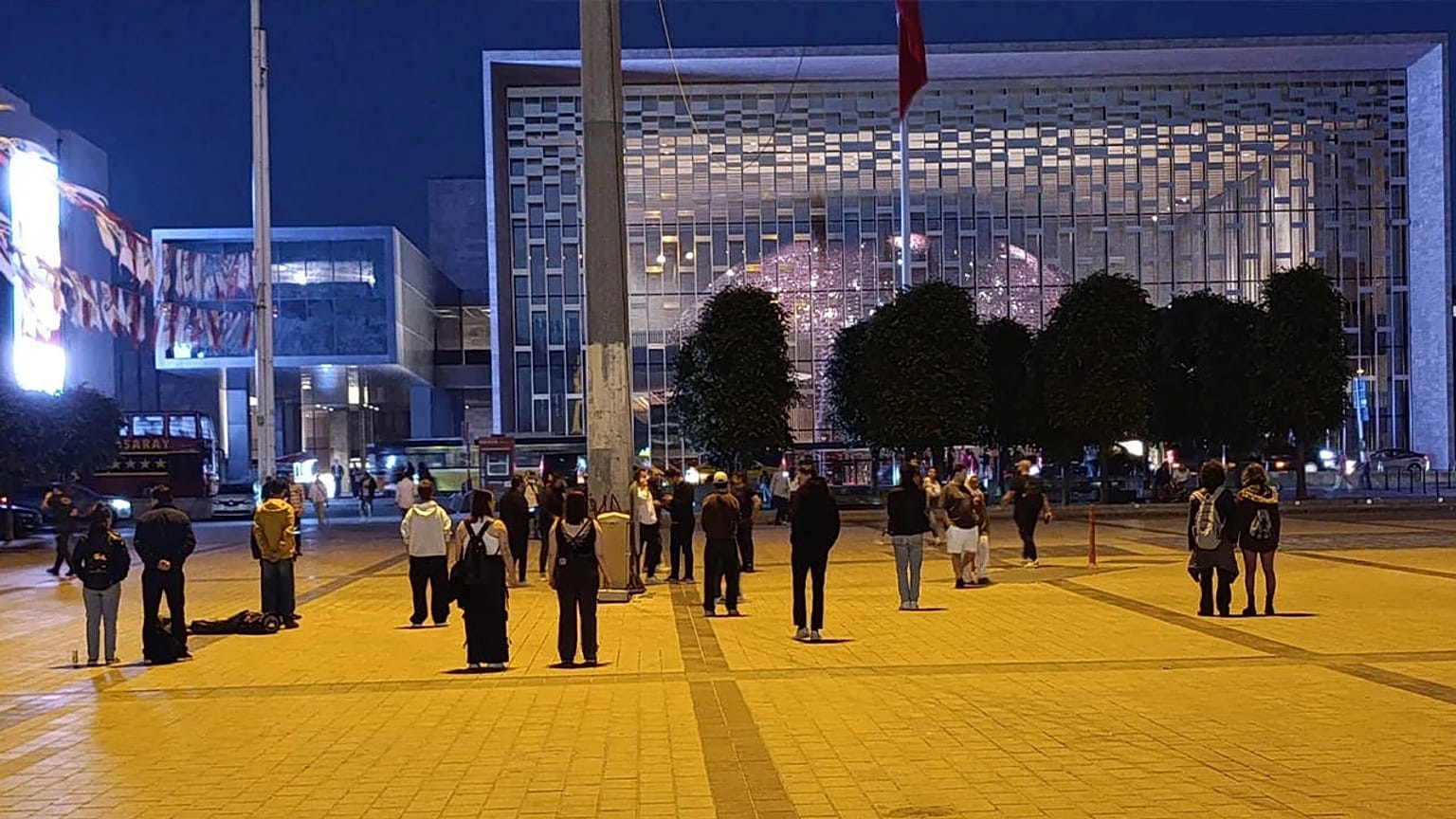 İstanbul Taksim'de 'duran adam' protestosu yapan kişiler, 28 Mayıs 2025