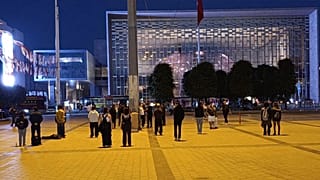 İstanbul Taksim'de 'duran adam' protestosu yapan kişiler, 28 Mayıs 2025