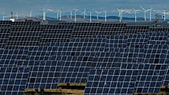 Paneles solares en funcionamiento cerca de la pequeña localidad de Milagro, en la provincia de Navarra, en el norte de España, el viernes 24 de febrero de 2023.