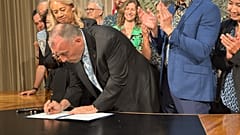 Hawaii Valisi Josh Green, Honolulu’da iklim değişikliğiyle mücadeleye yardımcı olmak için otellere uygulanan eyalet vergisini artıran yasayı imzaladı, 27 Mayıs 2025