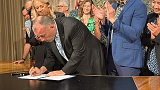 Hawaii Valisi Josh Green, Honolulu’da iklim değişikliğiyle mücadeleye yardımcı olmak için otellere uygulanan eyalet vergisini artıran yasayı imzaladı, 27 Mayıs 2025