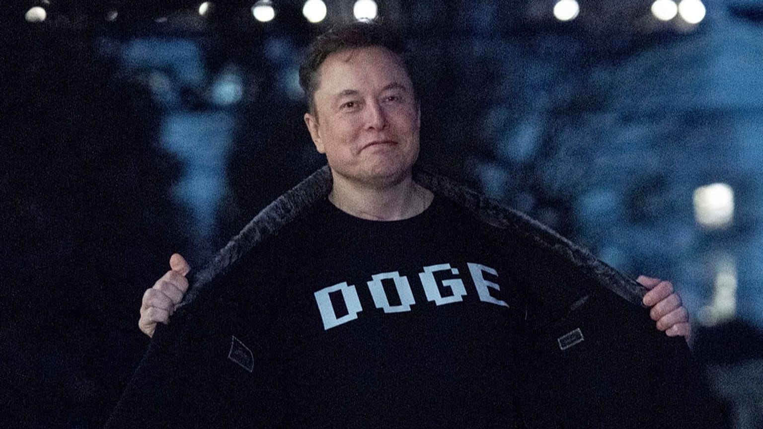 DOSSIER - Elon Musk montre aux médias son T-shirt portant l'inscription "DOGE" alors qu'il marche sur la pelouse sud de la Maison Blanche, à Washington, le 9 mars 2025.