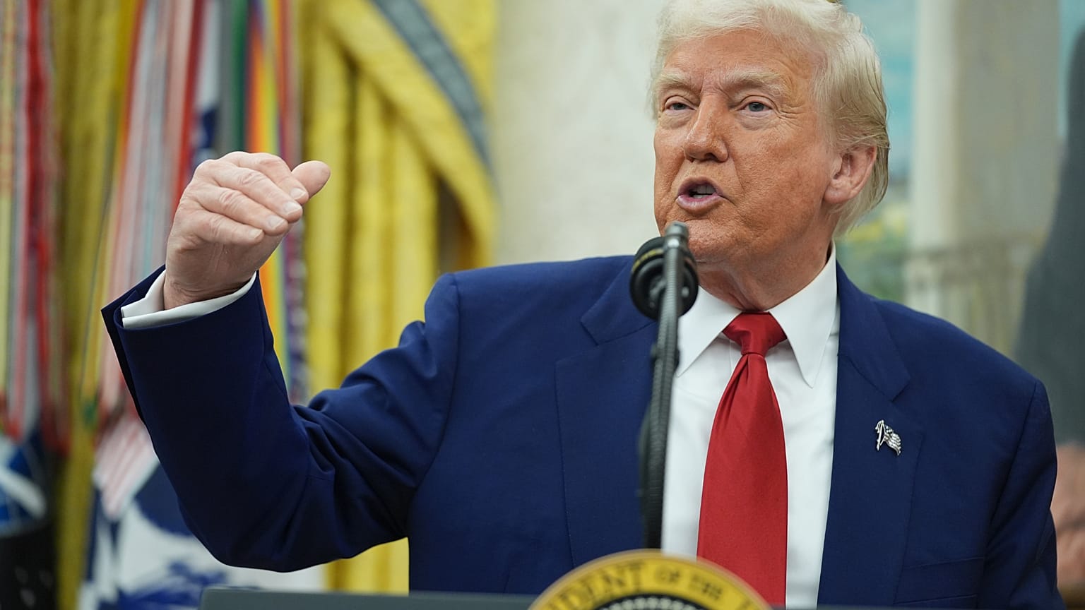 El presidente Donald Trump habla durante la jura de la fiscal general interina de Estados Unidos para el Distrito de Columbia, Jeanine Pirro, el miércoles 28.