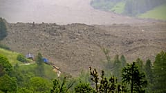 Eine große Lawine mit einem Gemisch aus Eis, Fels, Schnee und Wasser erreicht den Talboden, nachdem der Birchgletscher oberhalb von Blatten, Schweiz, am Mittwoch, 28. Mai 2025, eingebrochen ist.