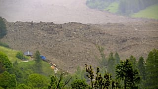 Une avalanche de glace, de roche, de neige et d'eau atteint le fond de la vallée après l'effondrement du glacier du Bouleau au-dessus de Blatten, en Suisse, mercredi 28 mai 2025.