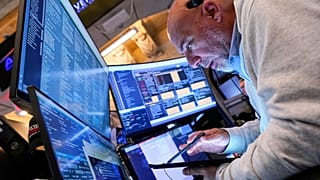 Tüccar Vincent Napolitano, 27 Mayıs 2025 Salı günü New York Borsası katında çalışıyor.