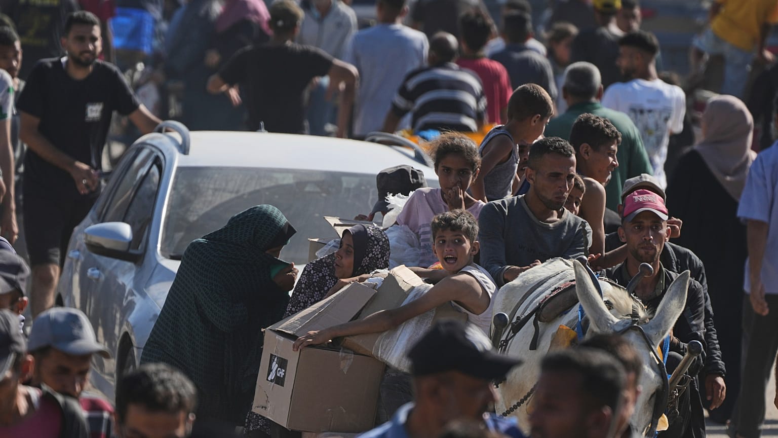 فلسطينيون يحملون صناديق تحتوي على طرود مساعدات غذائية وإنسانية سلمتها مؤسسة غزة الإنسانية، وهي منظمة مدعومة من الولايات المتحدة وافقت عليها إسرائيل، في رفح، جنوب قطاع غزة، يوم