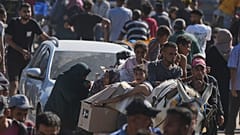 فلسطينيون يحملون صناديق تحتوي على طرود مساعدات غذائية وإنسانية سلمتها مؤسسة غزة الإنسانية، وهي منظمة مدعومة من الولايات المتحدة وافقت عليها إسرائيل، في رفح، جنوب قطاع غزة، يوم