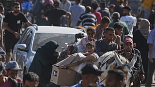 فلسطينيون يحملون صناديق تحتوي على طرود مساعدات غذائية وإنسانية سلمتها مؤسسة غزة الإنسانية، وهي منظمة مدعومة من الولايات المتحدة وافقت عليها إسرائيل، في رفح، جنوب قطاع غزة، يوم