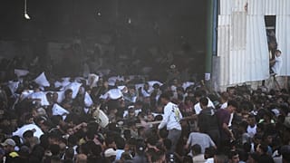 فلسطینیهایی که روز چهارشنبه ۲۸ مه ۲۰۲۵ به انبار برنامه جهانی غذا سازمان ملل متحد حمله کردند و کیسه های آرد را در زاوایدا، نوار مرکزی غزه حمل کردند.