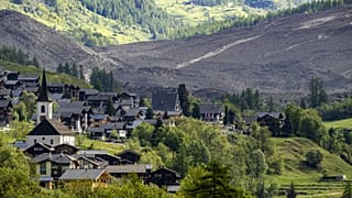 Une avalanche massive de débris est observée le jeudi 29 mai 2025, un jour après l'effondrement du glacier Birch, qui a détruit le village de Blatten en Suisse