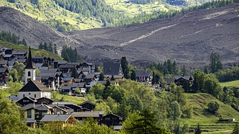 Une avalanche massive de débris est observée le jeudi 29 mai 2025, un jour après l'effondrement du glacier Birch, qui a détruit le village de Blatten en Suisse