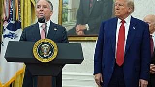 الرئيس دونالد ترامب، خلال مراسم أداء اليمين الدستورية للمدعي العام الأمريكي المؤقت لمقاطعة كولومبيا جانين بيرو، الأربعاء، 28 مايو 2025، في المكتب البيضاوي