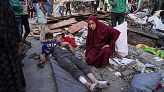 فلسطينيون يتفقدون الأضرار التي لحقت بالمدرسة التي استخدمها السكان النازحون كمأوى والتي تعرضت لغارة إسرائيلية وقتلت 36شخصًا على الأقل، في مدينة غزة 25.05.25