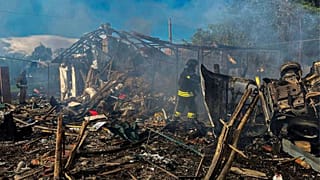 Los bomberos extinguen un incendio tras el ataque aéreo ruso en la región de Sumy.