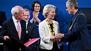 La presidenta de la Comisión Europea, Ursula von der Leyen, recibe el Premio Carlomagno en Aquisgrán, 29 de mayo de 2025.