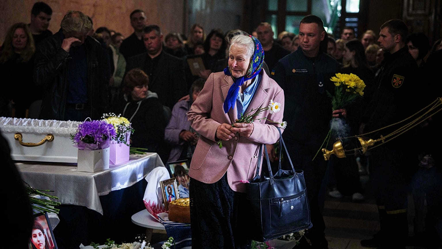 Una donna piange durante una cerimonia funebre per Tamara, Stanislav e Roman Martyniuk, uccisi in un attacco russo domenica, nella regione di Zhytomyr, Ucraina, mercoledì 28 maggio 2025