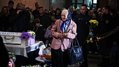Çarşamba günü, 28 Mayıs 2025'te Ukrayna'nın Jitomir bölgesinde Pazar günü Rus saldırısında öldürülen Tamara, Stanislav ve Roman Martyniuk'un cenaze töreni sırasında bir kadın ağlıyor