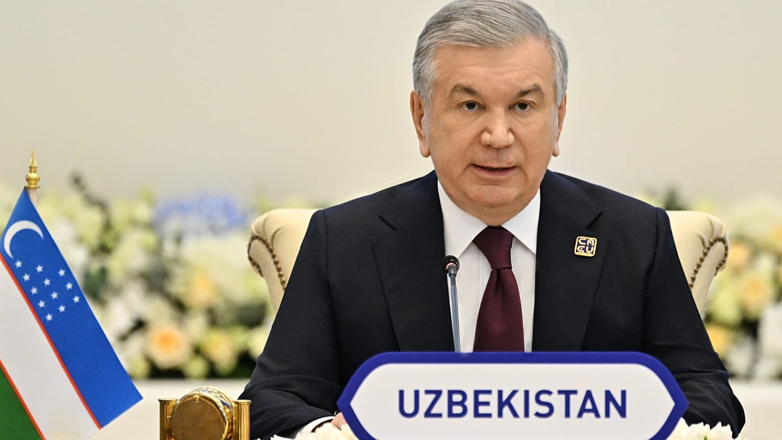 DOSYA: Özbekistan Cumhurbaşkanı Şavkat Mirziyoyev, AB ve Orta Asya'nın beş ülkesinin liderleri arasında Semerkant'ta düzenlenen ilk zirvede konuşuyor, 4 Nisan 2025