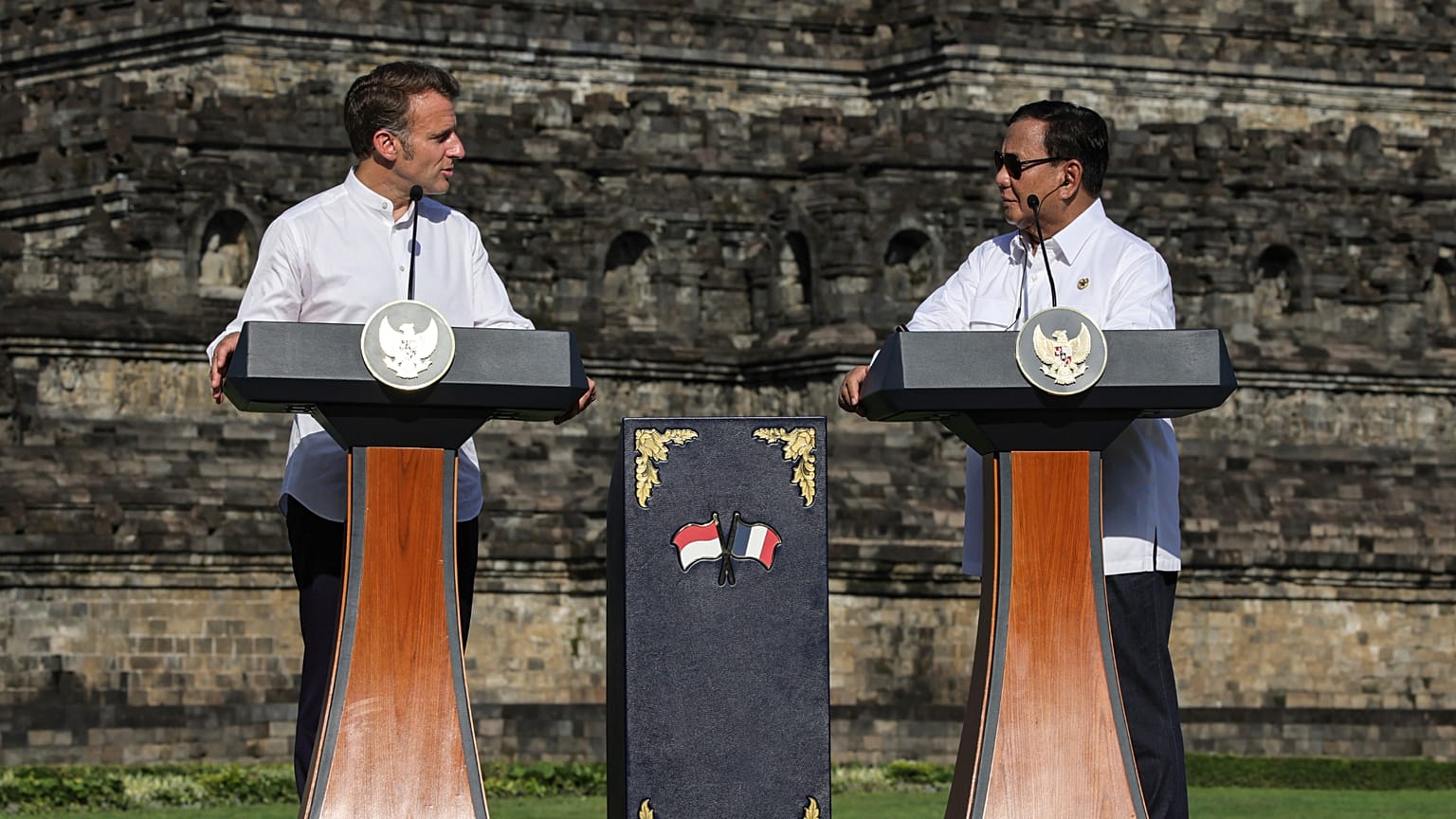 Il presidente francese Emmanuel Macron parla durante una visita al tempio di Borobudur, 29 maggio 2025.