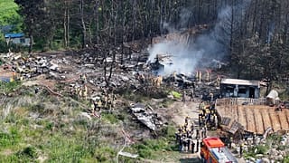 Bomberos y militares trabajan en el lugar del accidente de un avión militar surcoreano en Pohang, 29 de mayo de 2025.