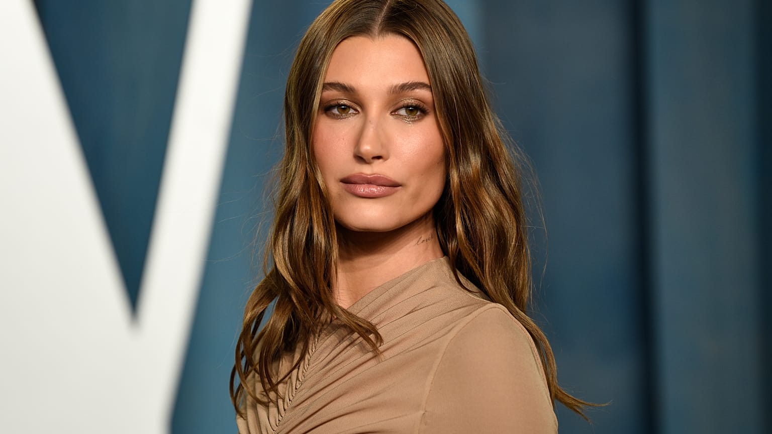 Hailey Bieber, Kaliforniya, Beverly Hills'deki Wallis Annenberg Sahne Sanatları Merkezi'nde düzenlenen Vanity Fair Oscar Partisi'ne katıldı, 27 Mart 2022.