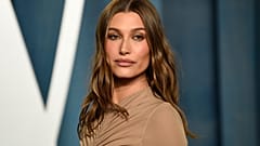 Hailey Bieber, Kaliforniya, Beverly Hills'deki Wallis Annenberg Sahne Sanatları Merkezi'nde düzenlenen Vanity Fair Oscar Partisi'ne katıldı, 27 Mart 2022.