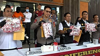 As autoridades dão uma conferência de imprensa após a detenção de um australiano por alegado tráfico de cocaína em Bali, a 26 de maio de 2025