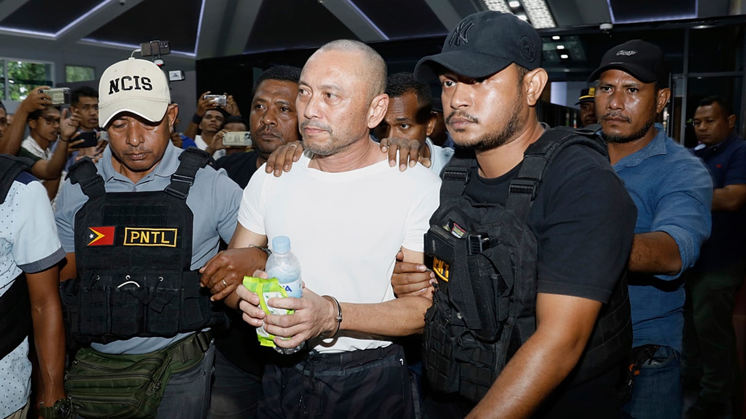 Filipinler’de çoklu cinayet suçlamasıyla aranan eski milletvekili Arnolfo Teves Jr, Doğu Timor’un Dili kentinde polis memurları tarafından götürülürken, 29 Mayıs 2025