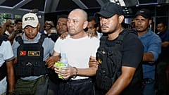 Filipinler’de çoklu cinayet suçlamasıyla aranan eski milletvekili Arnolfo Teves Jr, Doğu Timor’un Dili kentinde polis memurları tarafından götürülürken, 29 Mayıs 2025