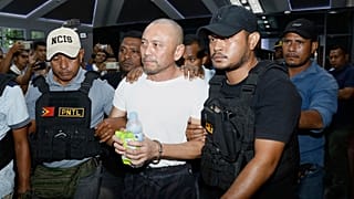 Filipinler’de çoklu cinayet suçlamasıyla aranan eski milletvekili Arnolfo Teves Jr, Doğu Timor’un Dili kentinde polis memurları tarafından götürülürken, 29 Mayıs 2025