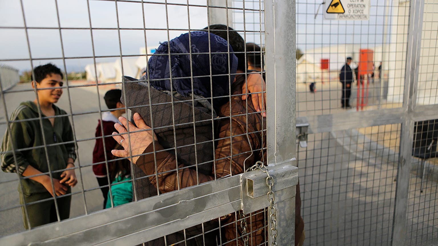 Um migrante sírio abraça a sua mulher depois de ela ter chegado com os filhos a um campo de refugiados em Kokkinotrimithia, nos arredores de Nicósia, a 4 de fevereiro de 2017