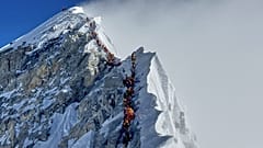 Los montañeros forman una fila mientras se acercan a la cumbre del Monte Everest en Nepal, el 18 de mayo de 2025