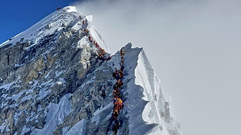 Les alpinistes forment une file d'attente alors qu'ils approchent du sommet du mont Everest au Népal, le 18 mai 2025