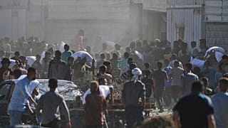 فلسطینی‌ها پس از یورش به انبار غذای سازمان ملل در نوار مرکزی غزه، چهارشنبه، ۲۸ مه ۲۰۲۵