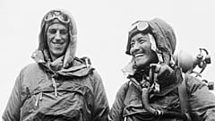 Tenzing Norgay und Edmund Hillary zeigen in der britischen Botschaft in Kathmandu die Ausrüstung, die sie bei der Bezwingung des Mount Everest trugen, 26. Juni, 1953