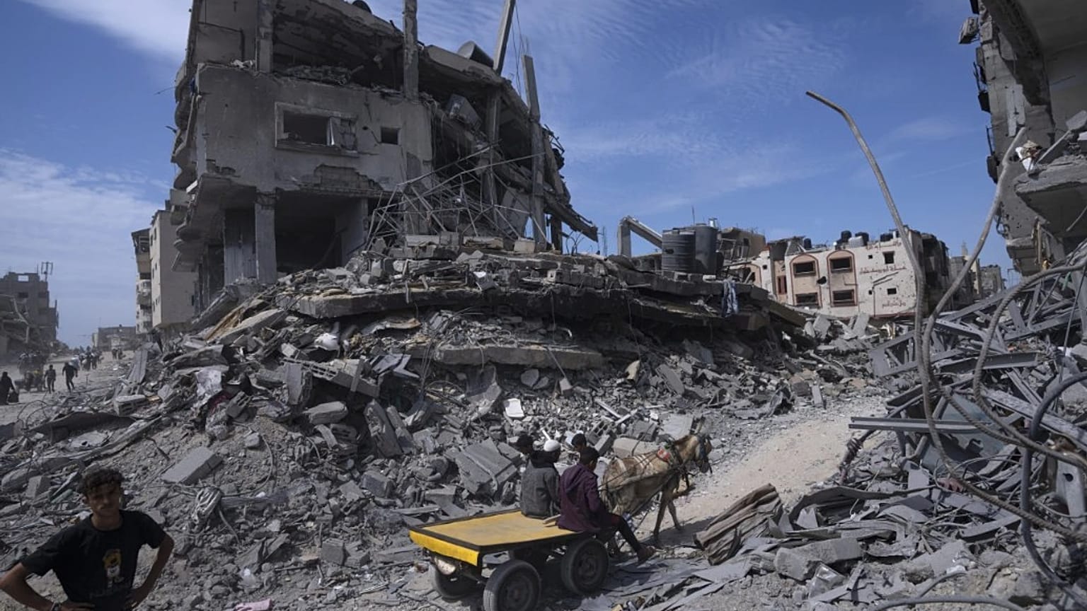 فلسطينيون ينقذون ما استطاعوا من الدمار الذي خلفته القوات الإسرائيلية في خان يونس، جنوب قطاع غزة، 8 أبريل/نيسان 2024. 
